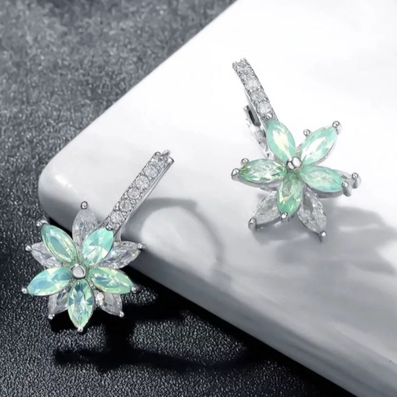 🎀Lovely Romantic White Gold Flower Earrings - Picture 7 of 8